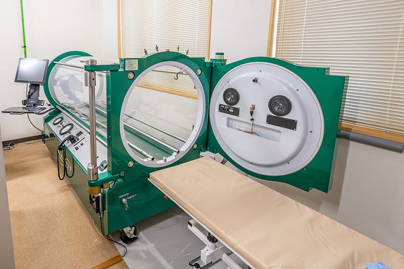 八乙女駅前内科小児科クリニックの高気圧酸素治療機器写真
