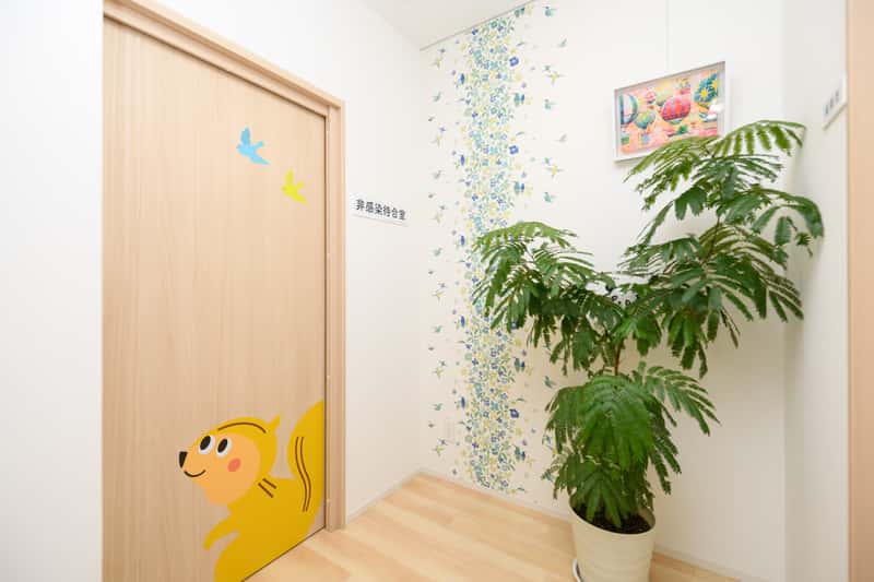 もりやまこどもとアレルギークリニックの院内(非感染待合室入口)