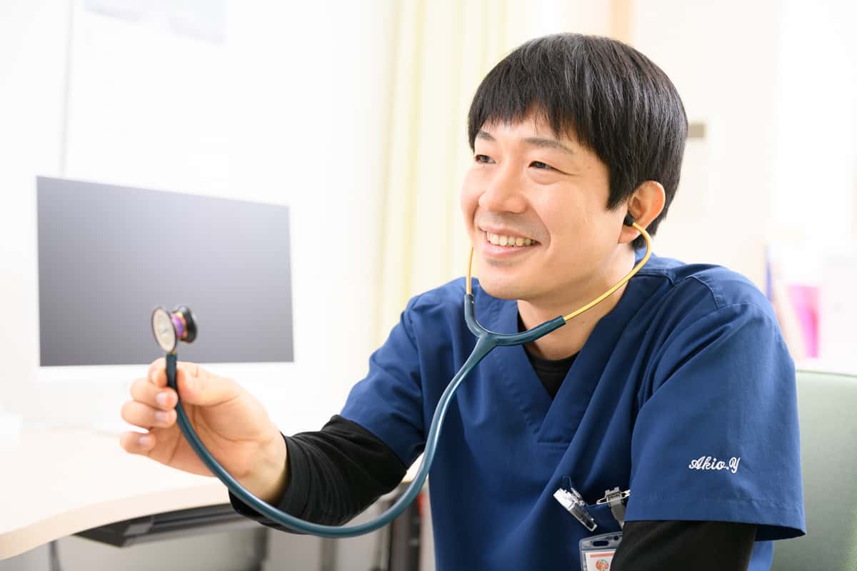 診察をする吉田明生院長