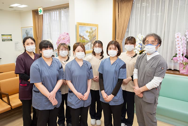 伊藤 生二先生とスタッフたちの写真