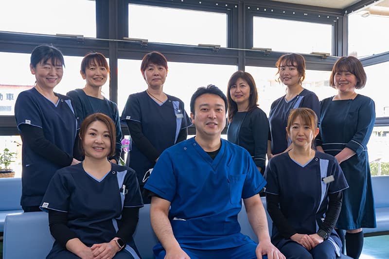 小内先生と小内医院のスタッフの写真