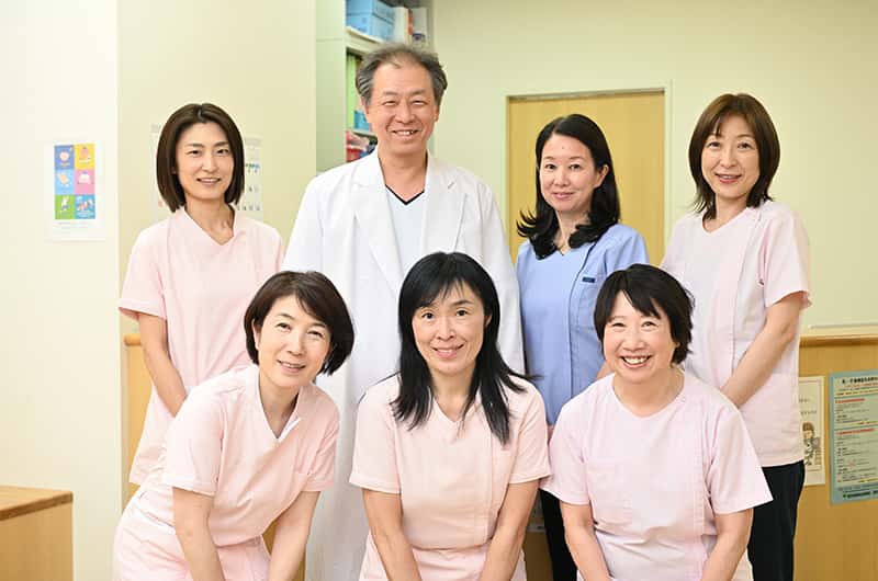 笑顔の成子浩院長と成子クリニックのスタッフ
