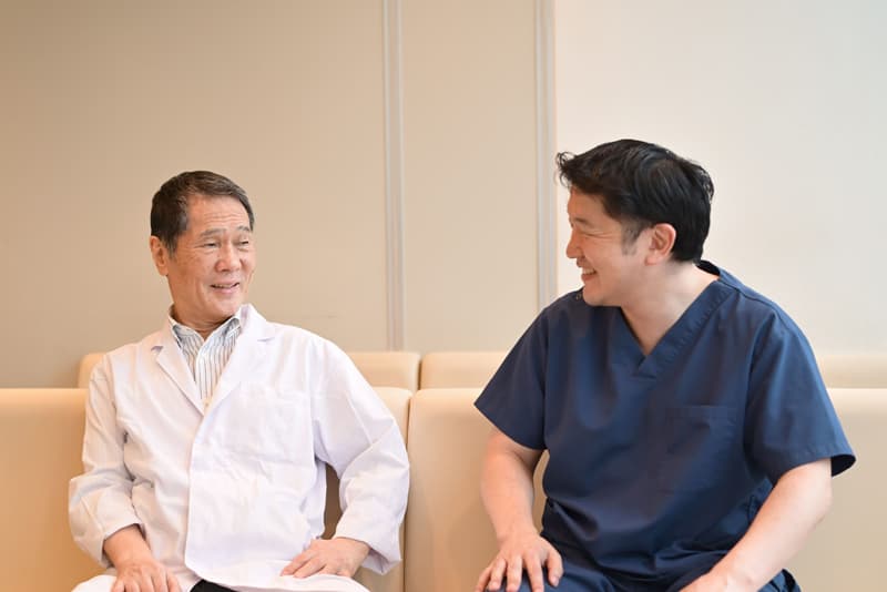 権東 明先生と権東 容秀先生の写真