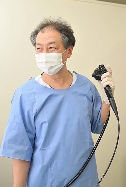 内視鏡を手にする成子浩院長