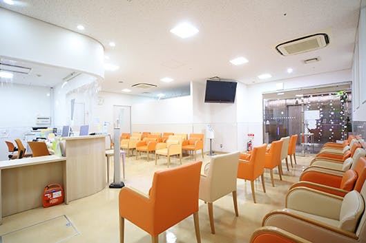 平松整形外科の待合室の写真