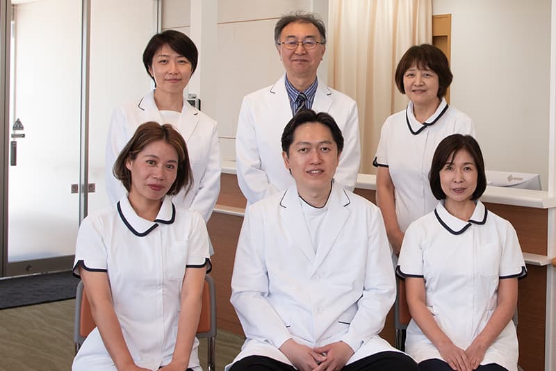 樋󠄀口 真也先生とスタッフの写真