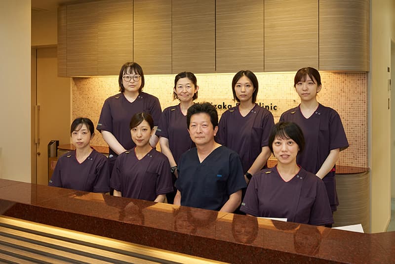 西坂 紀実利先生とスタッフたちの写真